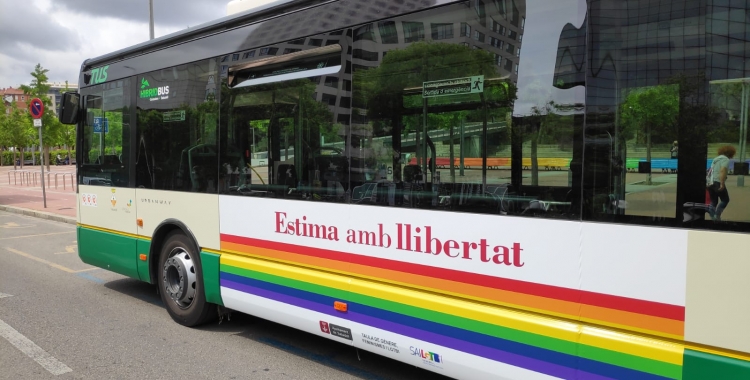 Un autobús de la TUS porta publicitat dinàmica de la campanya 'Ventilem els armaris!' | Pau Duran