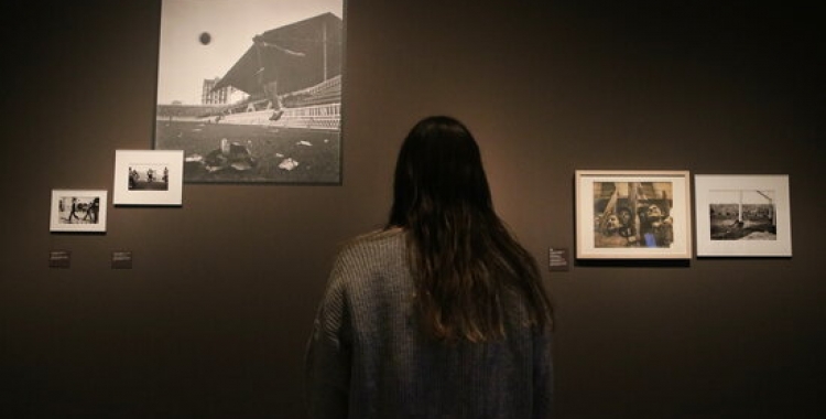Un visitant a l'exposició de 'La Guerra Infinita' | ACN 