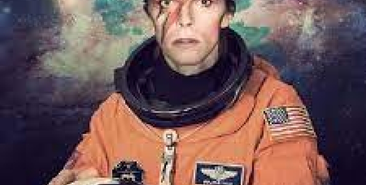 Pere Massagué ens proposa un viatge sideral amb Simple Red, David Bowie, Sidonie  i altres estrelles musicals