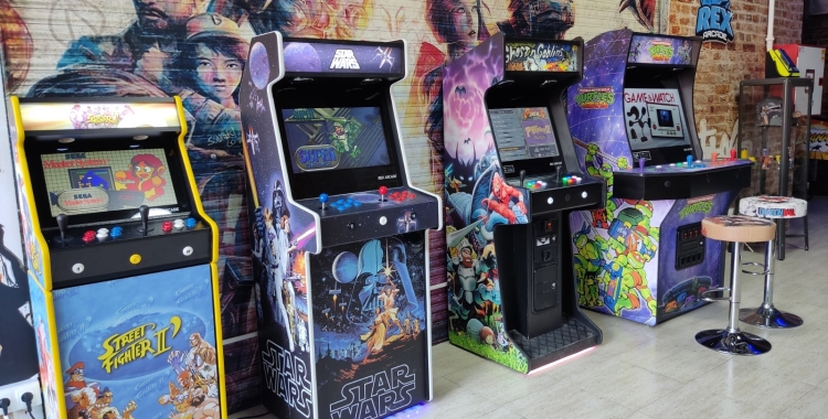 Cara i Creu de Rex Arcade: Tanca el bar de la Zona Hermètica i obre un local a la Gran Via per la fabricació i personalització de recreatives