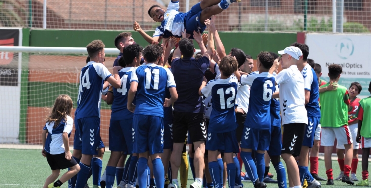 L'Infantil A arlequinat celebra el seu ascens a Divisió d'Honor | FutbaseCES