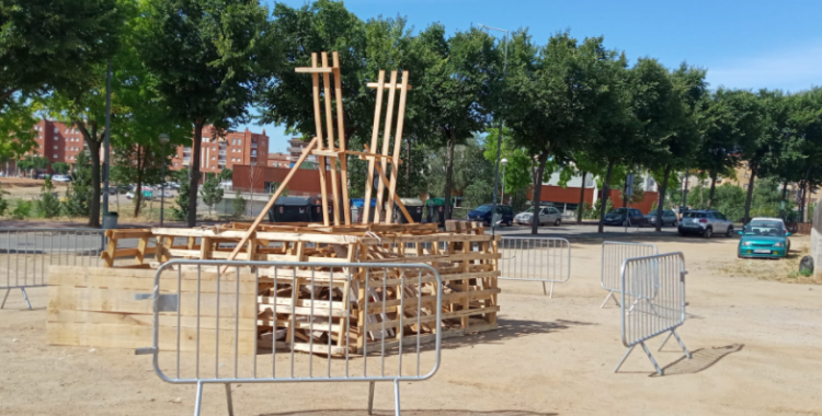 Els veïns del Torrent del Capellà cremaran una falla per Sant Joan: una abella d'uns 3 metres d'ample