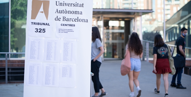 Accés al campus de la UAB de Covadonga, seu dels exàmens de la Selectivitat/ Roger Benet