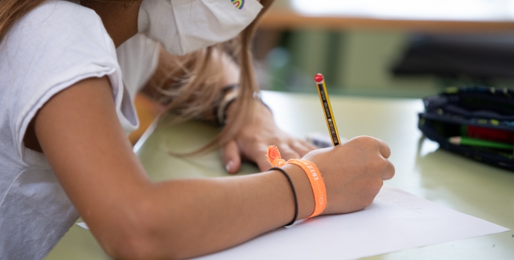 Una nena amb mascareta en una escola de Sabadell/ Roger Benet