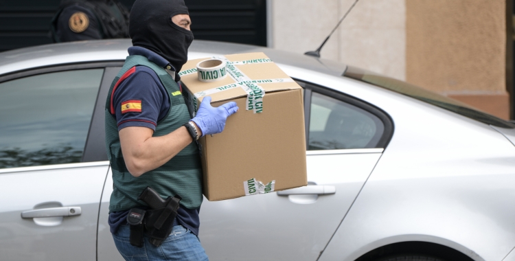 Un agent de la Guàrdia Civil a Sabadell | Roger Benet