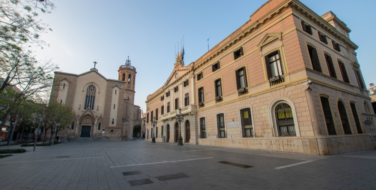 L'Ajuntament de Sabadell amb les banderes a mig pal | Roger Benet