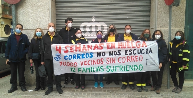 Els treballadors de la UR4 de Correus durant una de les protestes | Arxiu