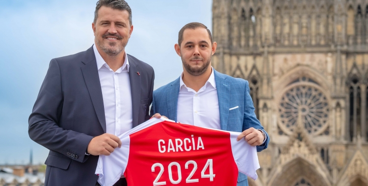 Garcia Junyent a la seva presentació amb la Catedral de Reims de fons | SDR