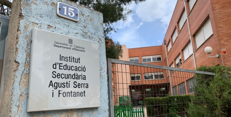 Entrada de l'institut Agustí Serra | Roger Benet