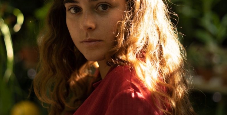 L'actriu Joana Vilapuig participa al projecte ‘Dramawalker’, orientat a crear ficcions sonores a partir de la memòria urbana