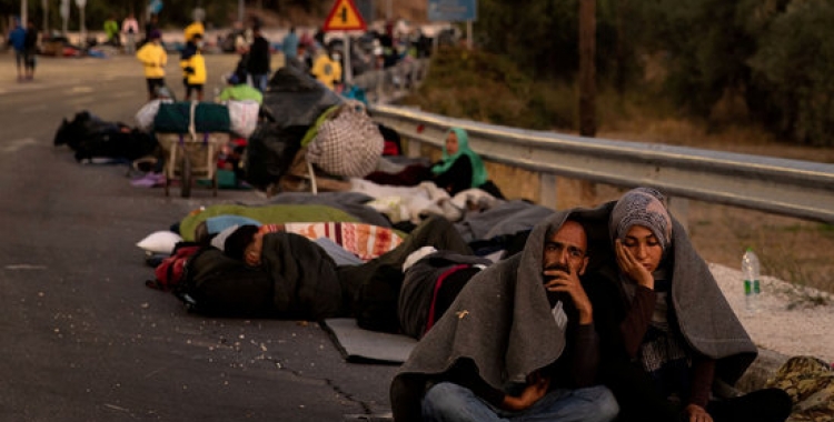 Un grup de persones acampa en una carretera a Lesbos el 2020 | ACN