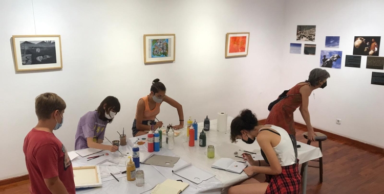 El cub blanc: Una exposició mostra el treball realitzat pels alumnes d'art de l'Acadèmia de Belles Arts