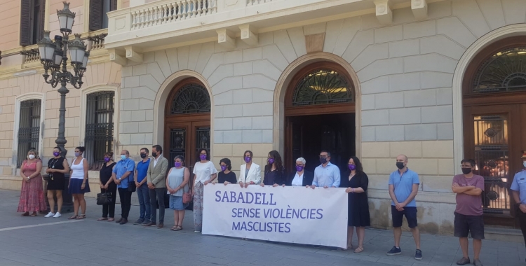 El minut de silenci a les portes de l'Ajuntament de Sabadell | Raquel García 