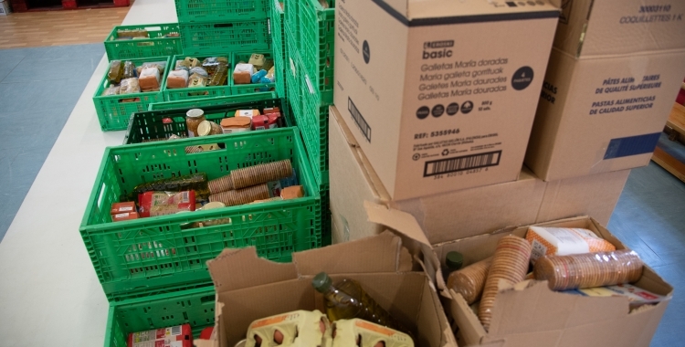 Imatge d'aliments apilats per repartir entre les famílies vulnerables | Arxiu