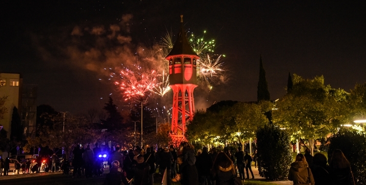 La Torre de l'Aigua amb focs artificials al darrera | Roger Benet