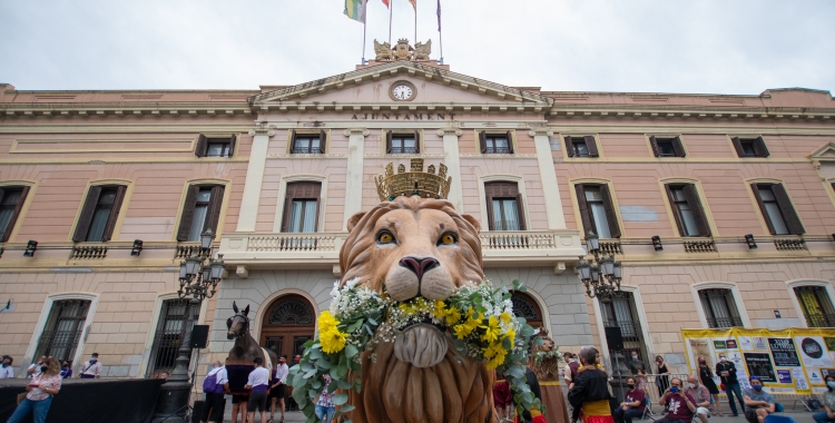 El Lleó de Sabadell davant de l'Ajuntament | Roger Benet