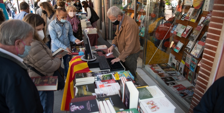 Imatge del Sant Jordi d'aquest 2021 a La Llar del Llibre | Roger Benet