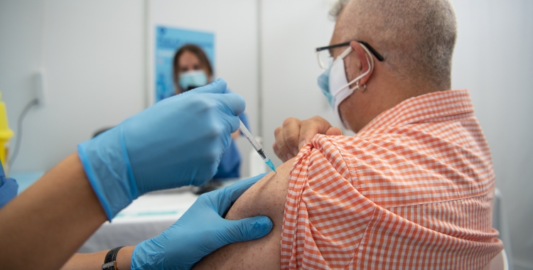 Un home vacunant-se a Sabadell | Roger Benet