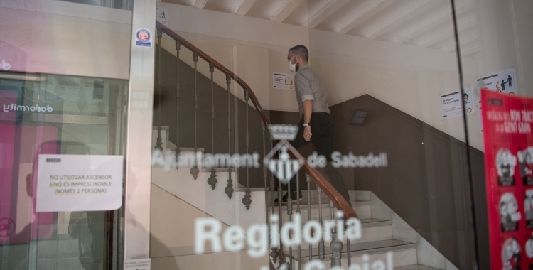 El regidor Cortés pujant les escales de la regidoria | Roger Benet