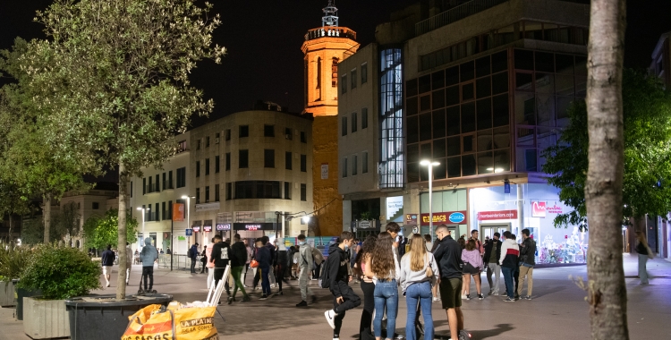 Grups de Joves al Passeig la primera nit sense toc de queda | Roger Benet 