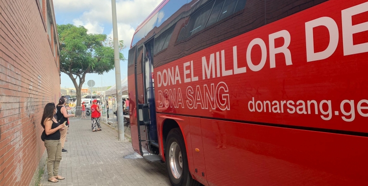 L'autobús de Banc de Sang ofereix la infraestructura per la vacunació | Mireia Sans