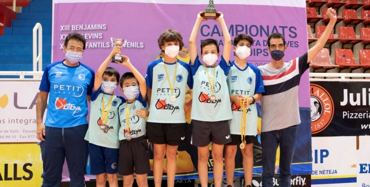 La secció de tennis taula del CNS, celebrant un dels éxits aconseguits al Campionat de Catalunya | Joan Barberà