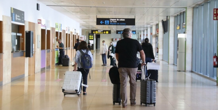 Viatgers caminant per una terminal d'aeroport | Arxiu
