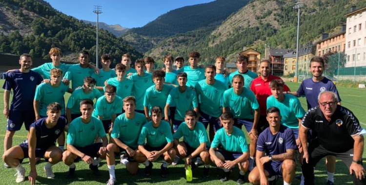 Foto de grup del Juvenil A arlequinat a l'estada a Andorra | FutbaseCES