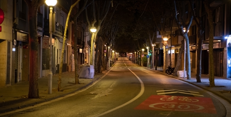 Un carrer buit pel toc de queda a Sabadell | Roger Benet