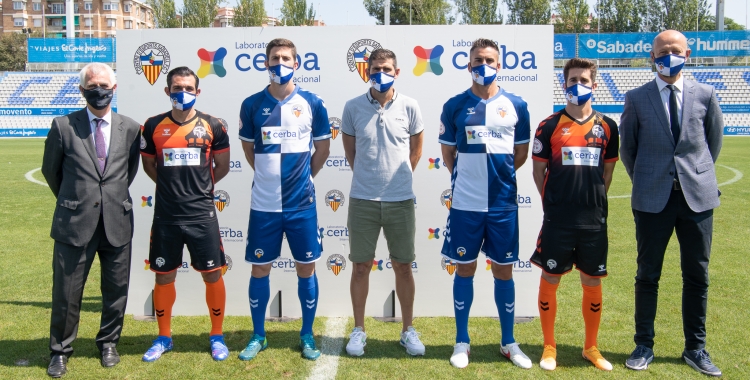 Els quatre capitans presenten el nou sponsor a la samarreta arlequinada | Roger Benet