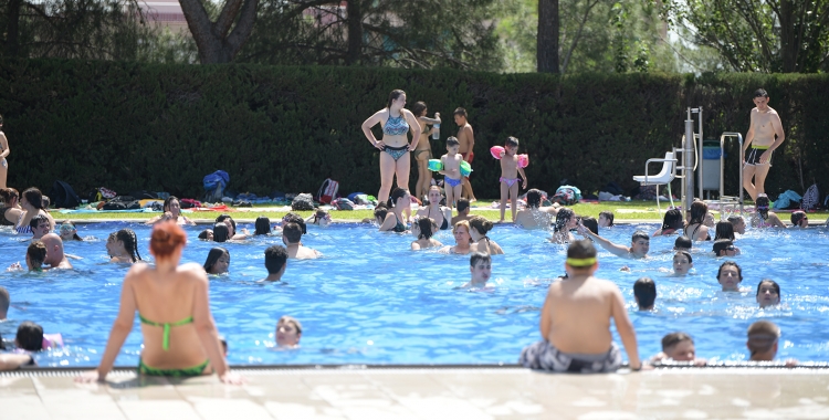 Ensurt amb un infant de dos anys a la piscina municipal d'Olímpia | Roger Benet