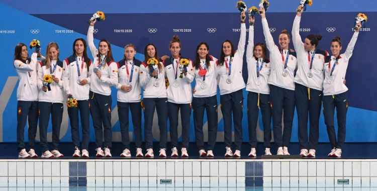 Les jugadores de la selecció femenina de waterpolo, al podi | Cedida