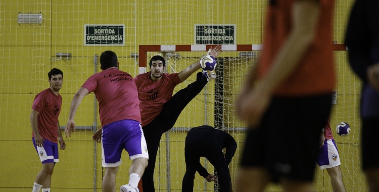 Imatge d'arxiu d'un entrenament del Creu Alta Sabadell Handbol | CASHandbol