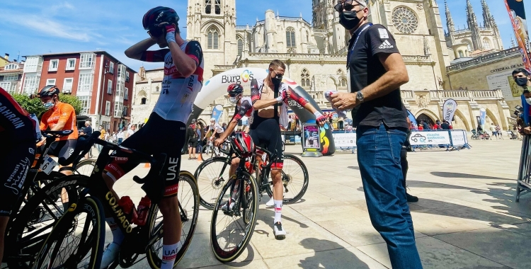 De La Cruz preparant-se amb l'equip UAE Emirates abans d'iniciar la Vuelta a Burgos | @BisoBus