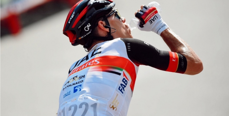 De la Cruz, hidratant-se en una de les etapes dels últims dies | UAE Team Emirates