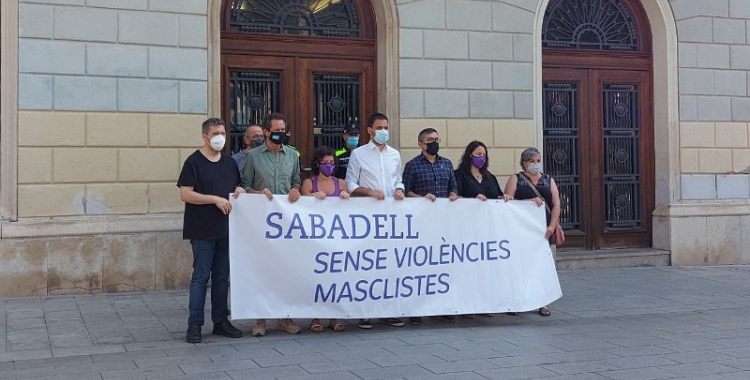 Representants municipals i de la Generalitat durant el minut de silenci/ Karen Madrid