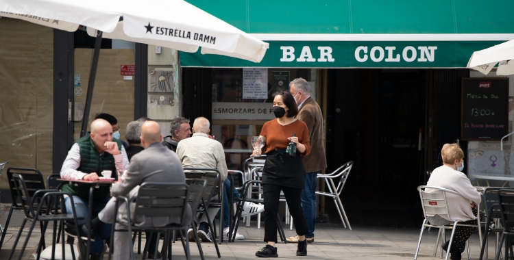 Una cambrera al Bar Colon | Roger Benet