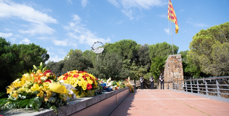 Rams de flors al pont del Parc Catalunya | Roger Benet
