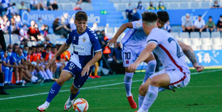 Aarón Rey, en una acció contra el Barcelona 'B' | CES