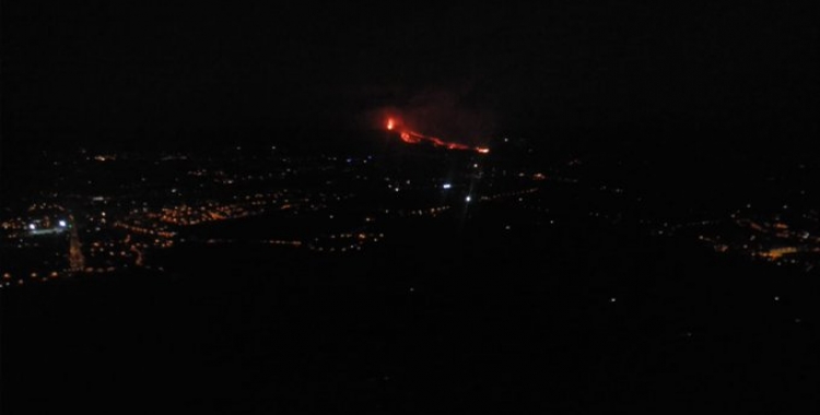 Imatge del volcà Cubre Vieja en erupció | Cedida