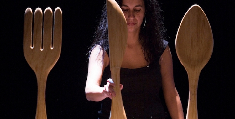 Mirna Vilasís durant una escena de l'espectacle 'De bracet' | Cedida