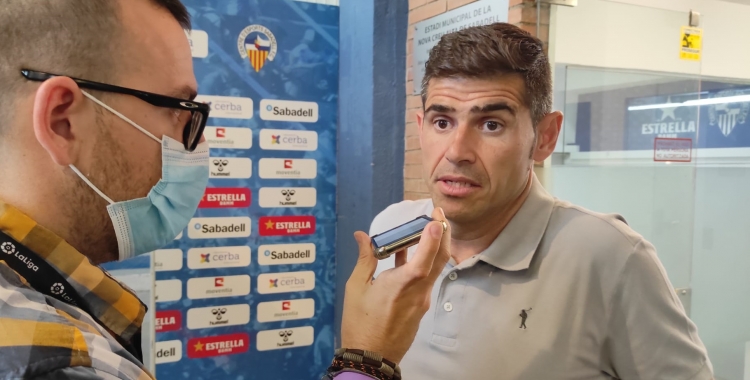 Hidalgo atenent a Ràdio Sabadell en el post partit | Sergi Garcés