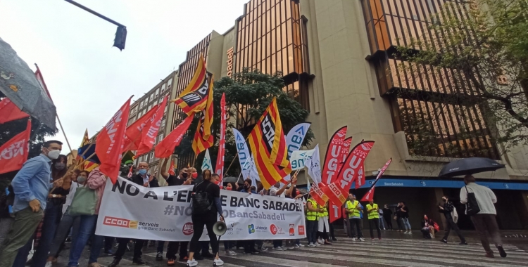 Els treballadors de BS, protstant davant la seu de l'entitat | Pere Gallifa