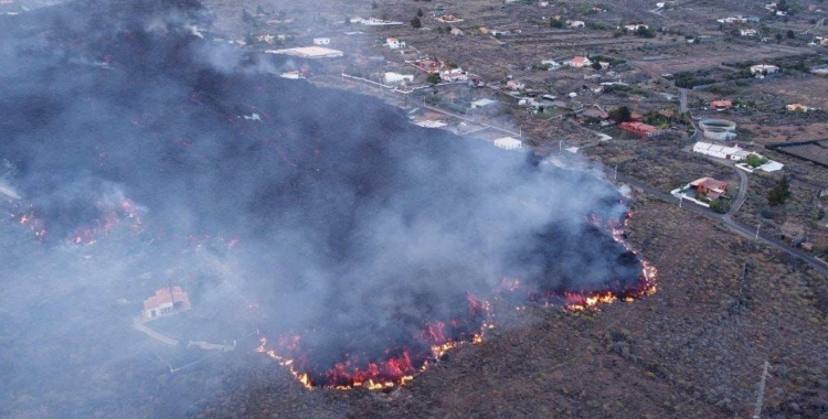 Imatge panoràmica de la lava avançant sobre l'illa de La Palma | 112 Canàries