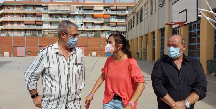 L'alcaldessa Marta Farrés, amb el regidor Robles i el director de l'Amadeu Vives, al pati de l'escola/ Karen Madrid