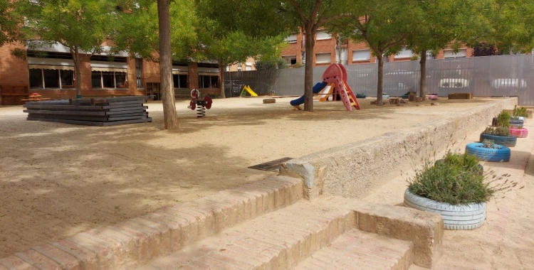 Pati de l'escola Gaudí, on s'ha eliminat una tanca per unificar els dos espais/ Karen Madrid