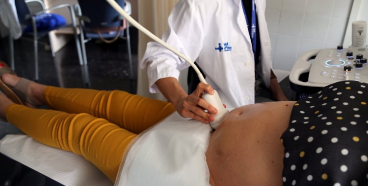 Una dona embarassada durant una ecografia/ ACN