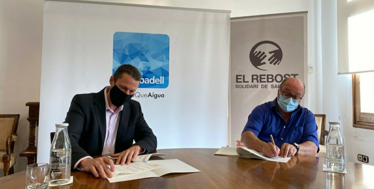L’acord ha estat rubricat pel president del Rebost Solidari, Santiago Fuentemilla, i el director general d’Aigües Sabadell, Xavier Cabanillas | Cedida