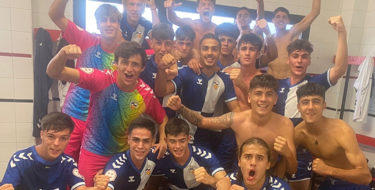 El juvenil del CES celebrant la victòria | Twitter del Futbol Base CES