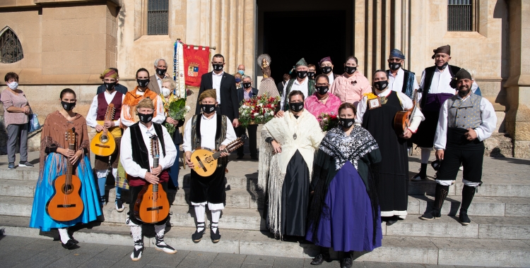 El grup Hidalguía Aragonesa a les portes de l'Església de Sant Fèlix